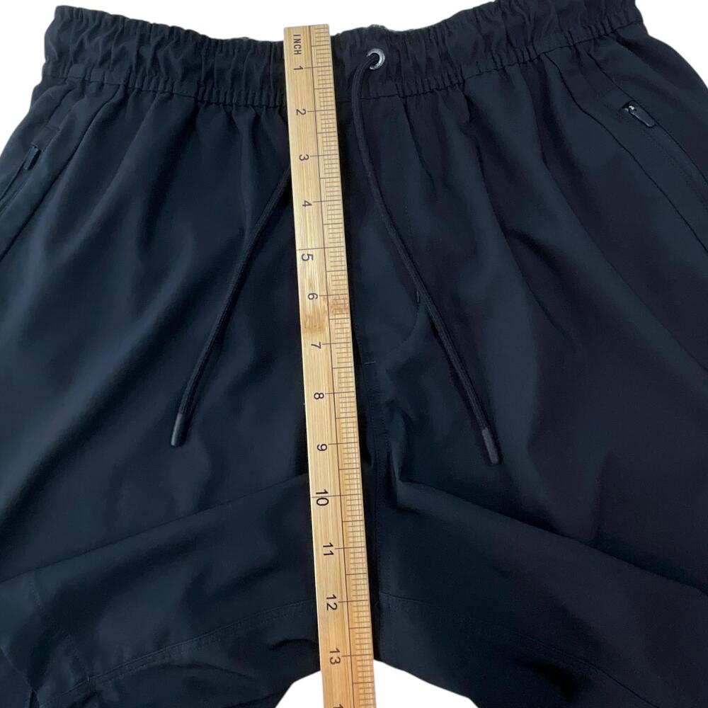 Vuori Train Tech Shorts Mens Small Black 8" Inseam Zip Pockets Athletic V3013 - Picture 10 of 11
